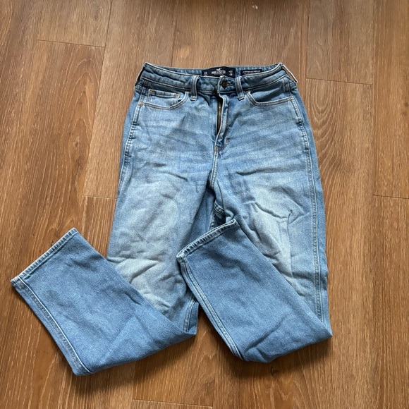 Hollister Ultra High Rise Mom Jeans Tapered Leg Crop Light Wash W27 Short - Picture 3 of 7